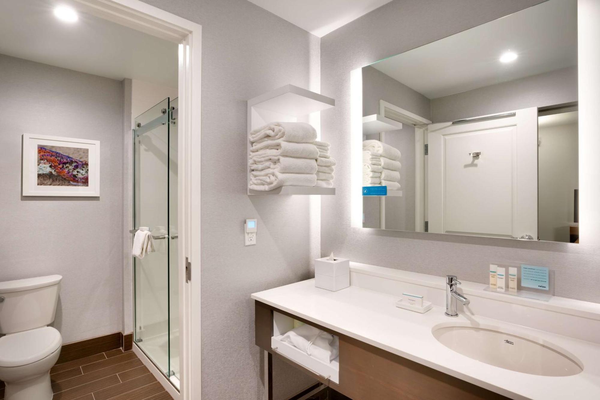 Hampton & Convention Center Hotel 3*